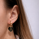 Zmysłowe, eleganckie kolczyki z czarnym sercem wypełnione delikatnym kwiatem w kolorze złotym